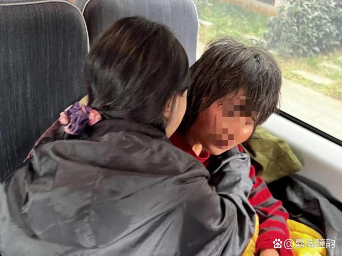 8人自费1万开车护送走失女子回家