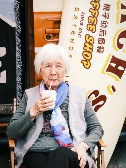 百岁老人爱喝咖啡奶茶玩坏3个iPad