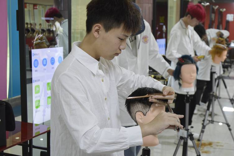 体育老师苦练技术为学生免费理发