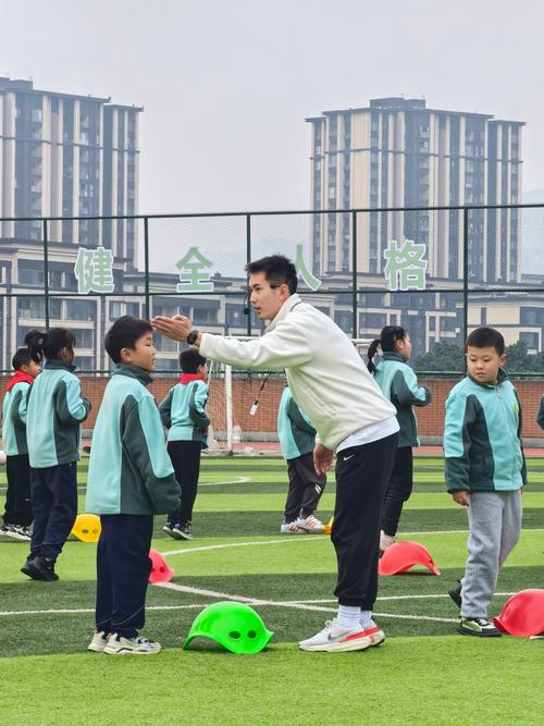 体育老师苦练技术为学生免费理发