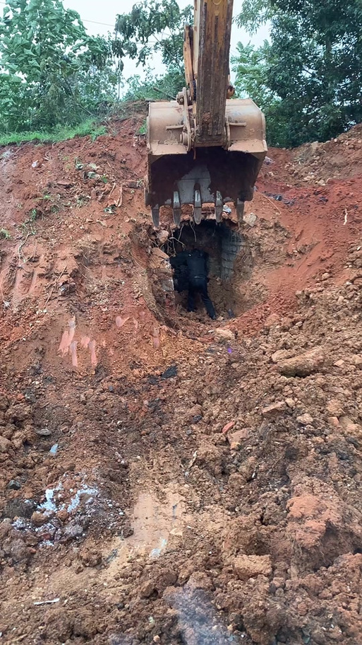 四川乐山大佛街道一工地挖出古墓