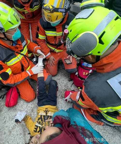 18岁男生光着脚冲进火场救人