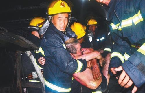 18岁男生光着脚冲进火场救人