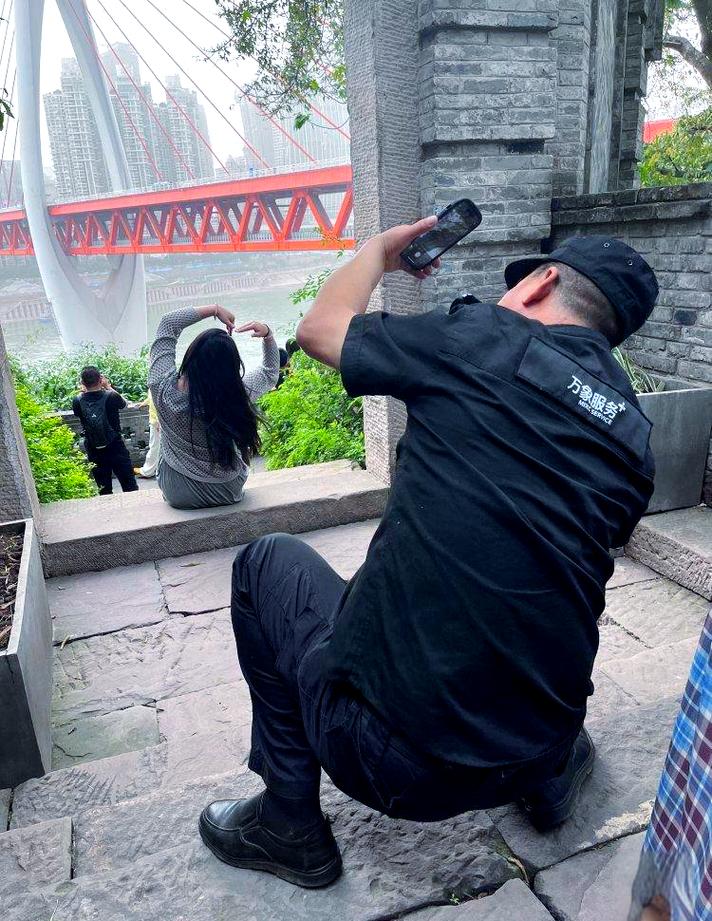 “最会拍照的保安”