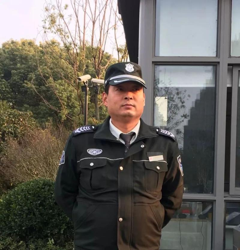 “最会拍照的保安”