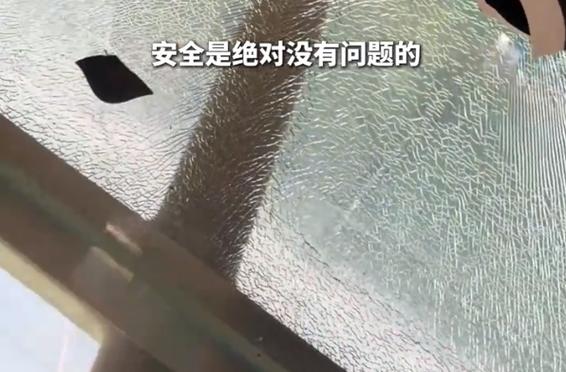 火锅店回应空中座位玻璃碎裂