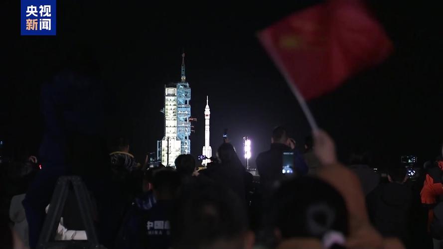 箭月同框!直击神二十一点火发射