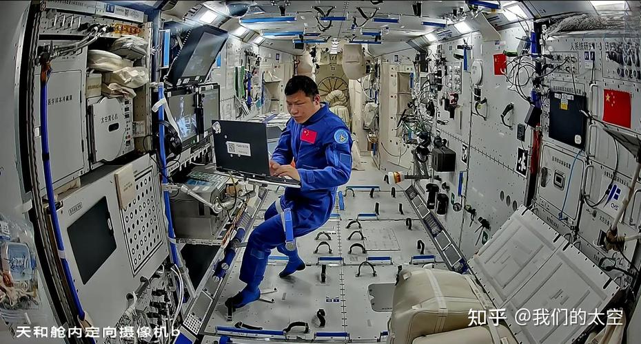 神二十一航天员进舱前“比心”