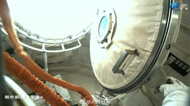 神二十一航天员进舱前“比心”