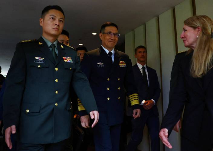 董军罕见身穿便服现身