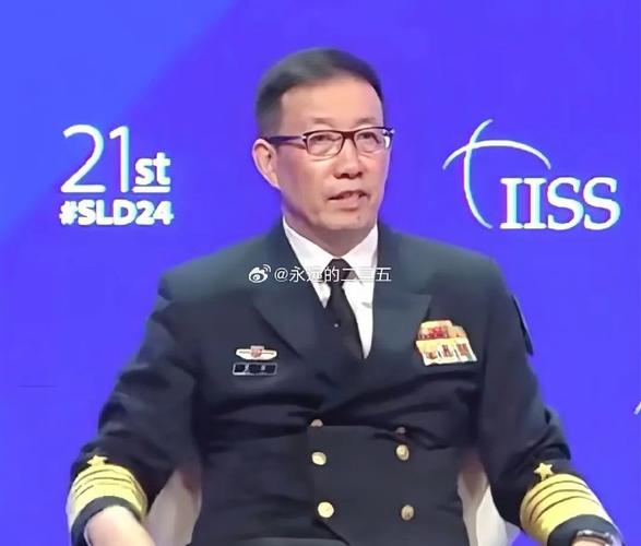 董军罕见身穿便服现身