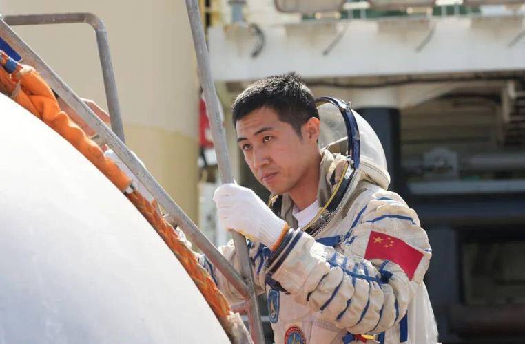 航天员武飞:儿时在村里喜欢看星空