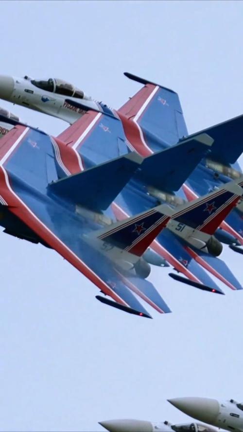 俄勇士飞行表演队炫特技“落叶飘”