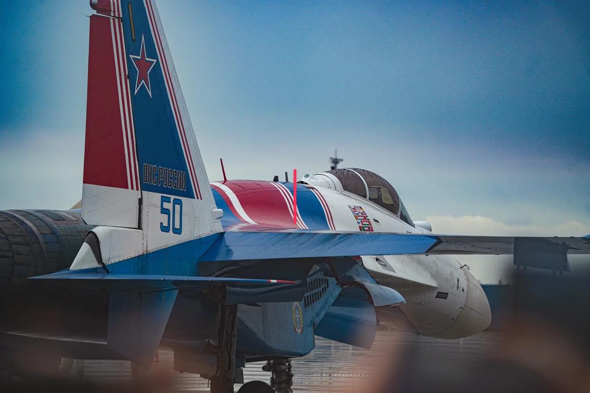 俄勇士飞行表演队炫特技“落叶飘”