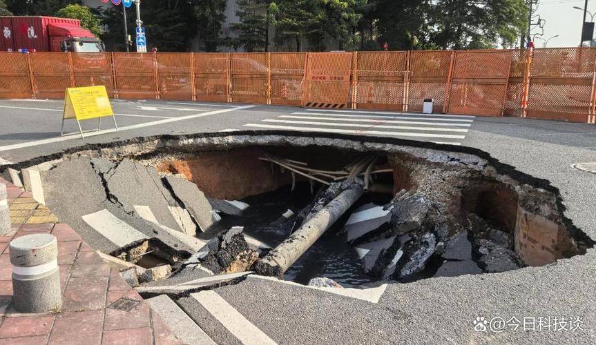 小货车撞破墙体车身悬空险坠楼