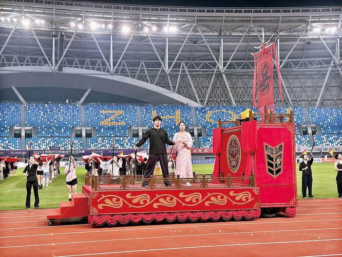 苏超决赛“岳家军”穆桂英”同框