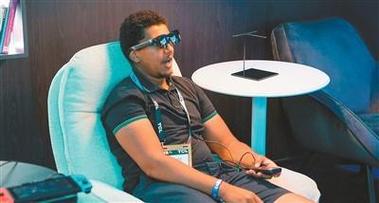 中国记者用智能眼镜拍联合国记者会