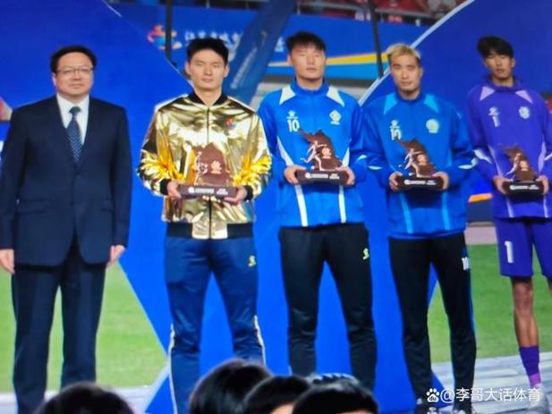 南通队教练鲁强获苏超最佳教练员奖