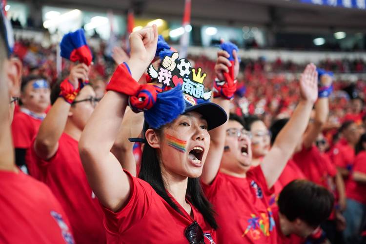 泰州队队员夺冠后手捧奖杯合影