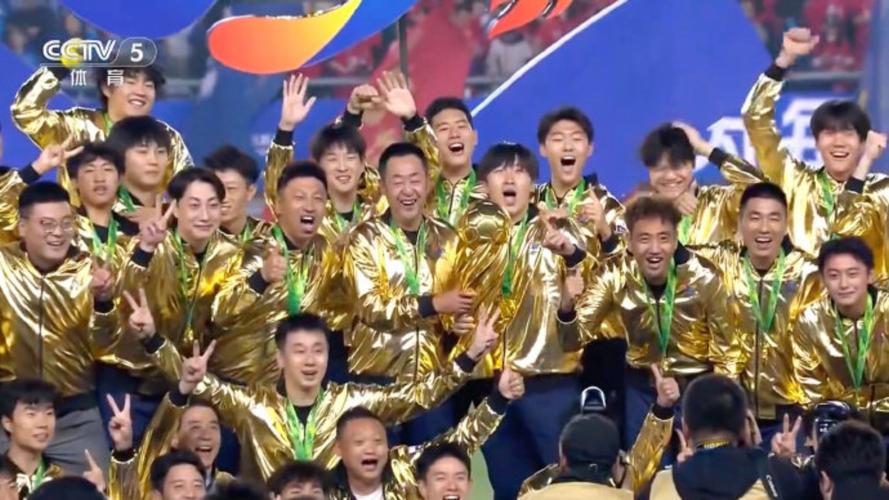 泰州队队员夺冠后手捧奖杯合影