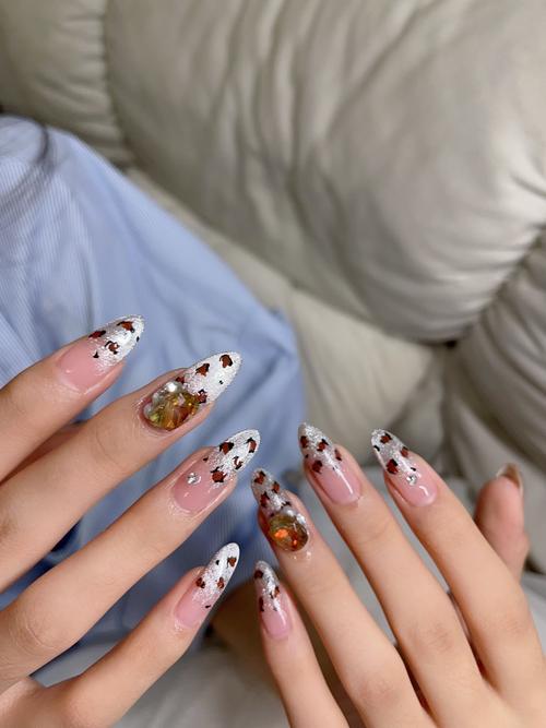 荒野求生“冷美人”美甲睫毛仍坚挺