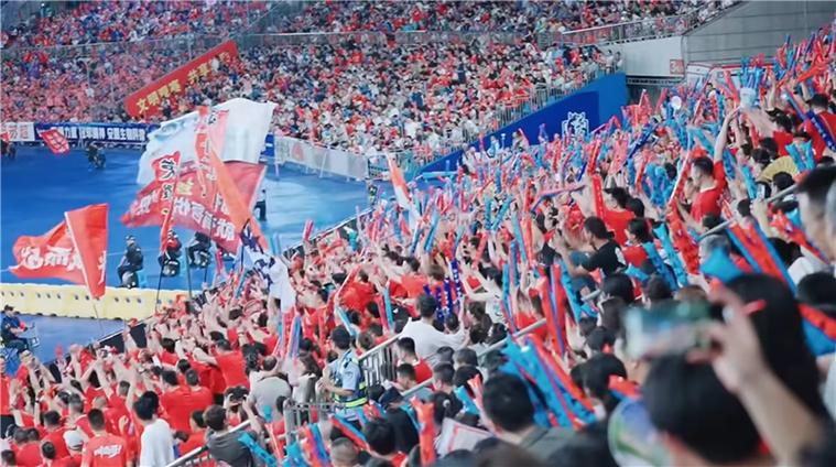 南通党政主官和球迷迎苏超队员回家