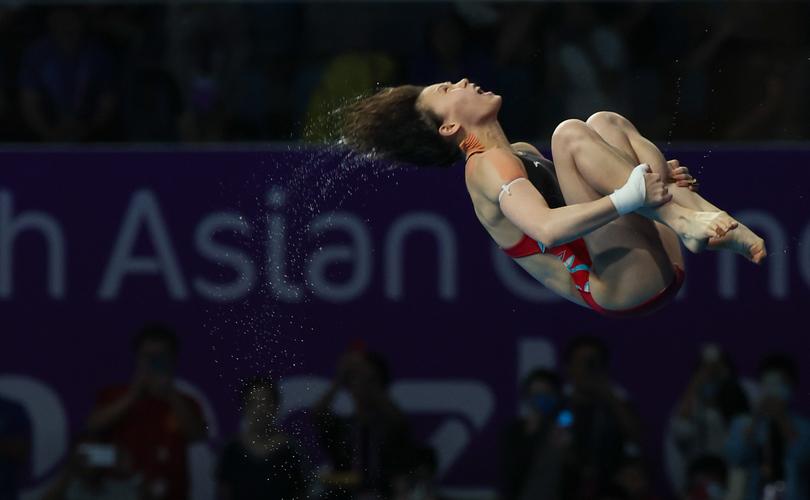 全红婵完美三跳 观众尖叫声不断