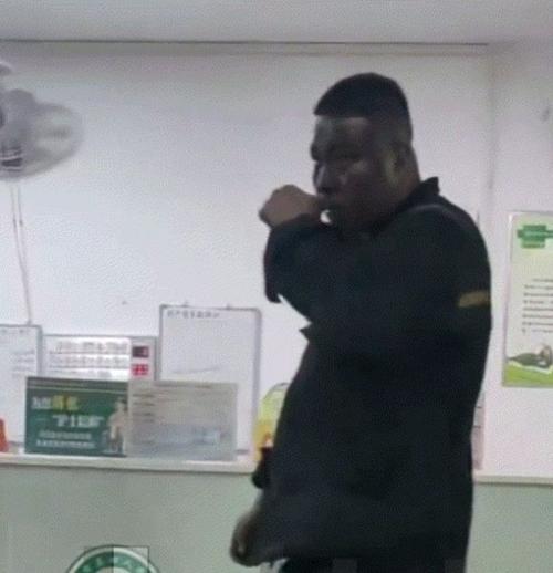 矿工得知老婆生产 满身乌黑赶到医院