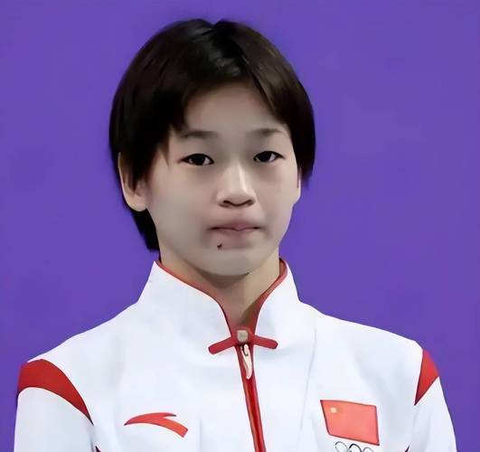 全红婵左手缠满胶布