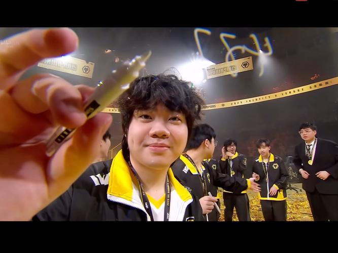 狼队一穿四晋级年总决赛