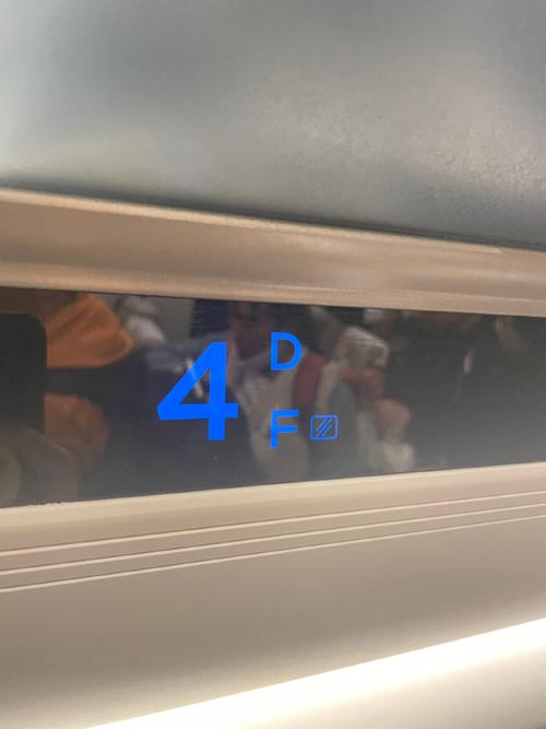 网友买高铁靠窗座位却遇“面壁座”