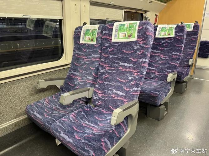 网友买高铁靠窗座位却遇“面壁座”