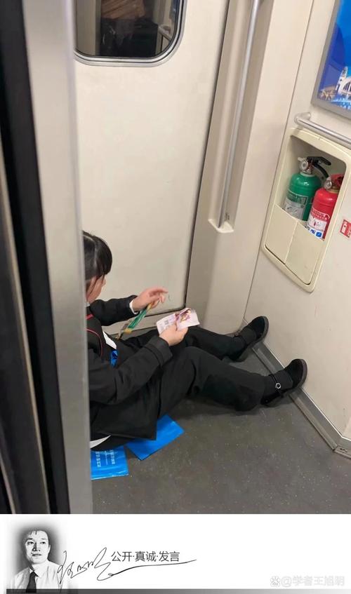 合肥站保洁员认真擦座椅意外走红