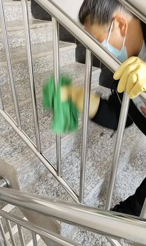 合肥站保洁员认真擦座椅意外走红
