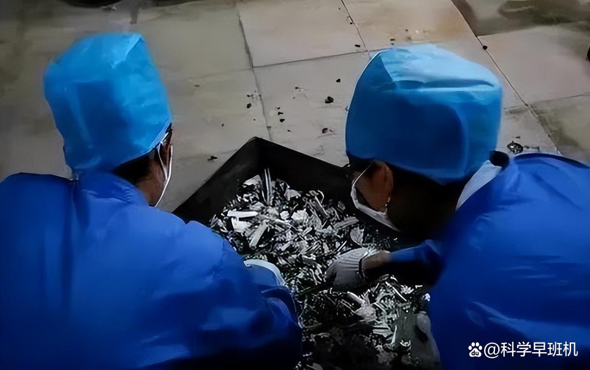 老人火化后骨灰里多出四个钢钉