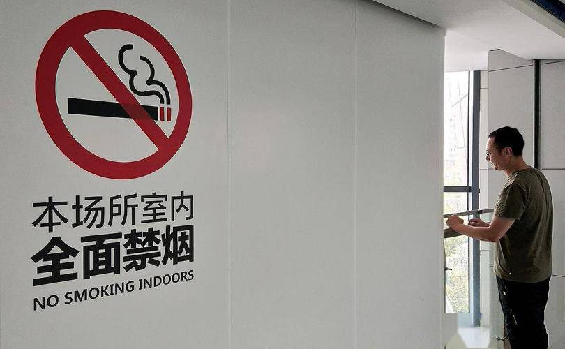 宿舍楼下设吸烟点学生吐槽 高校回应