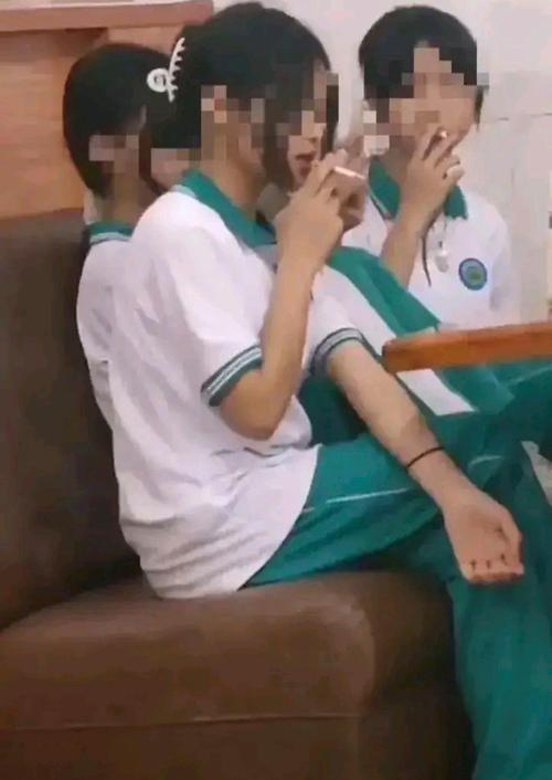 宿舍楼下设吸烟点学生吐槽 高校回应