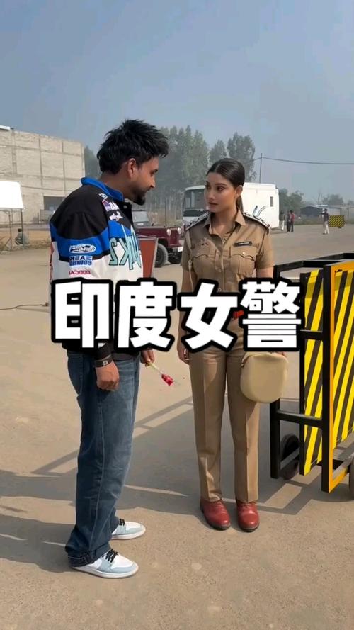印度一女警怀胎七月参加举重比赛