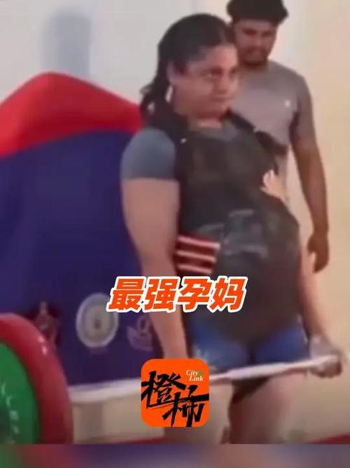 印度一女警怀胎七月参加举重比赛