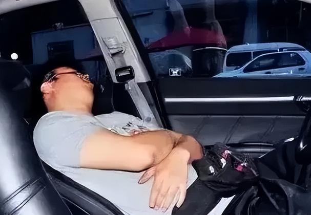 醉驾男子车内酣睡 醒来发现在河中