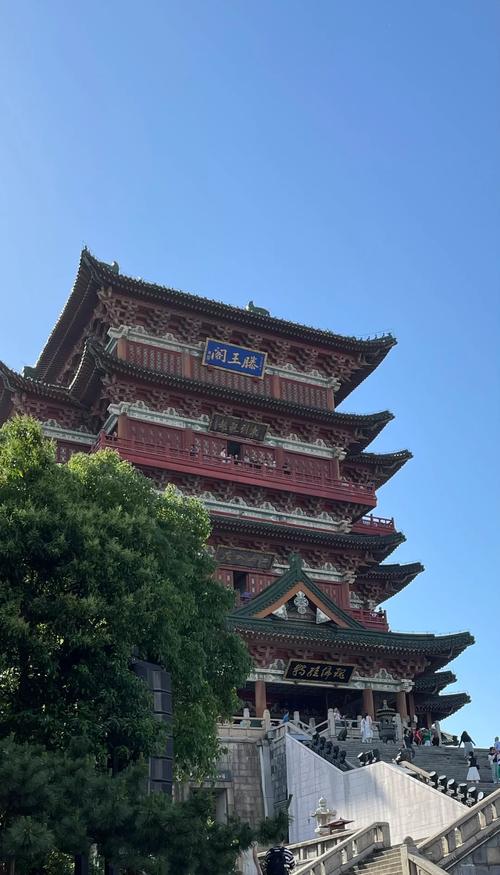 滕王阁一入口石墩密集轮椅无法进出