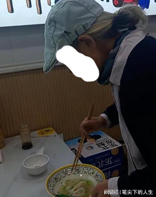 游客投诉点的馄饨上来抄手
