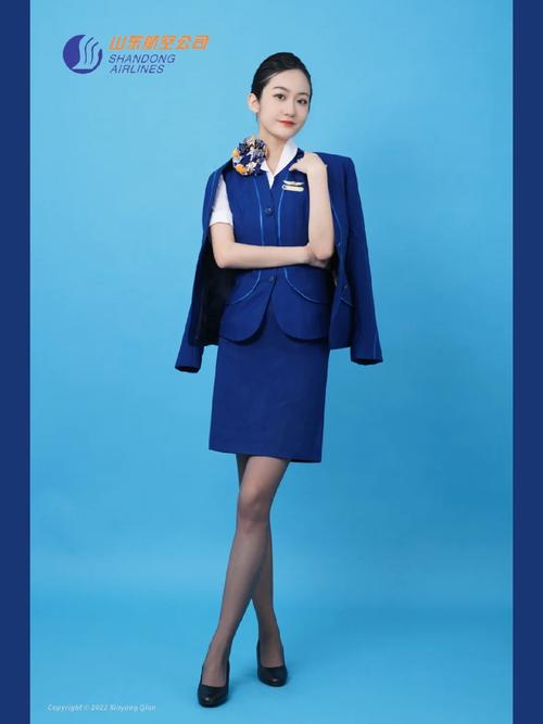 山航空姐穿上羊毛衫制服了
