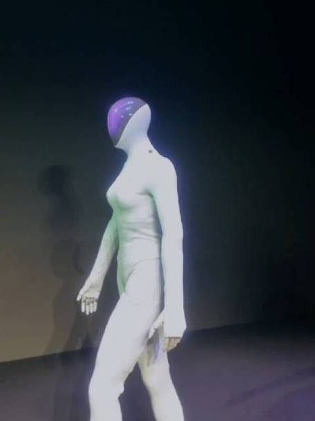 女性人形机器人里藏真人？何小鹏回应