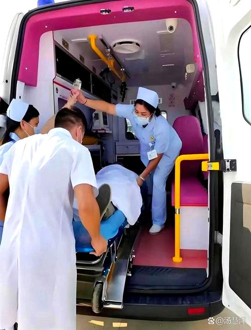 黑救护车业务员在ICU走廊卷业务