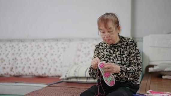 单亲妈妈手脚残疾 用嘴绣鞋垫养家