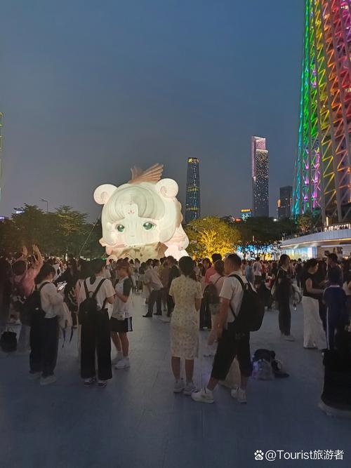 不同地点同一姿势 广州人齐看开幕式