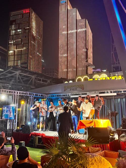 不同地点同一姿势 广州人齐看开幕式