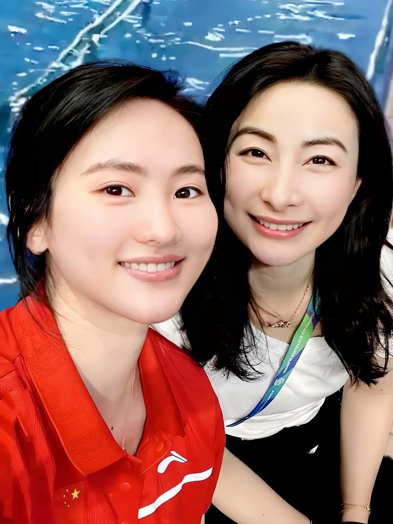 马琳陈若琳郭晶晶等传递火炬