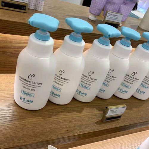 韩国男人争相试用保湿乳和唇膏